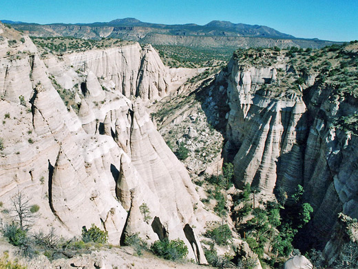 White cliffs, above the Slot Canyon Trail