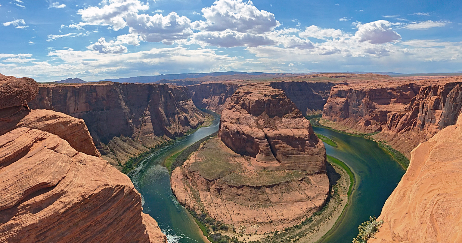 Sunny day at the overlook: Horseshoe Bend, Glen Canyon National