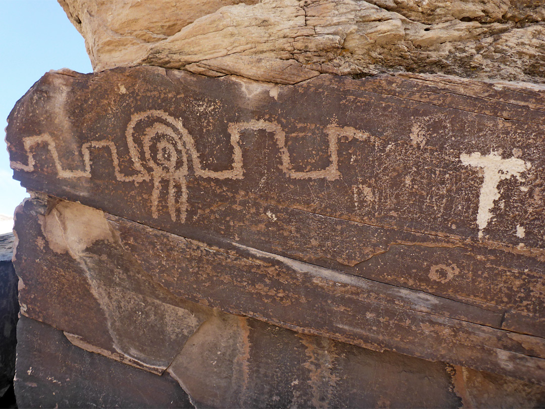 Zig-zag petroglyph