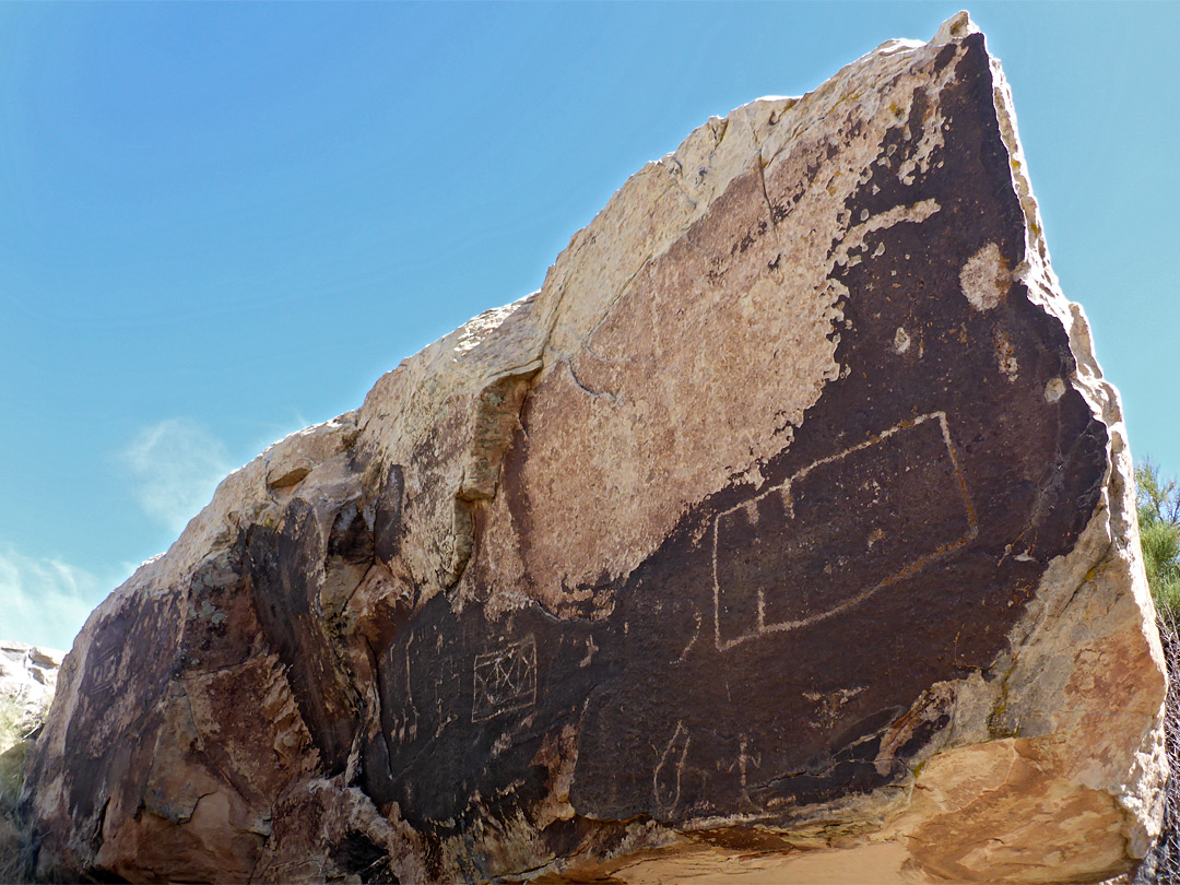 Angular petroglyphs