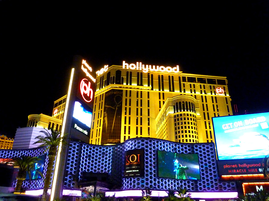 planet hollywood las vegas casino with fountains