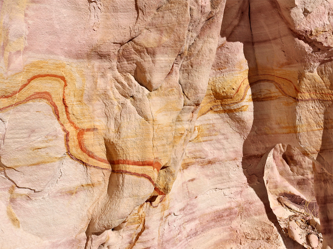 Wavy band of red and yellow