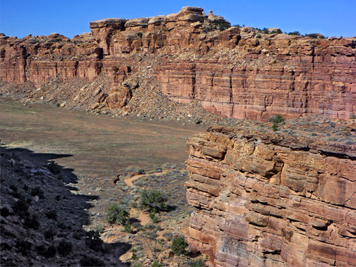 Cliffs east of Cyclone Canyon