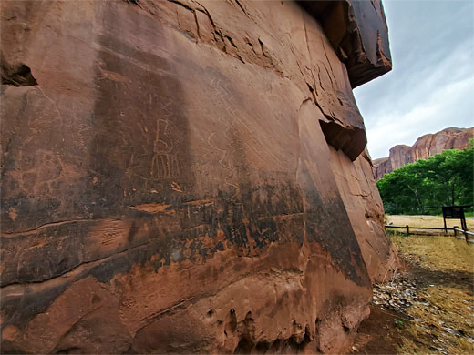 Faint petroglyphs, Moonflower Canyon